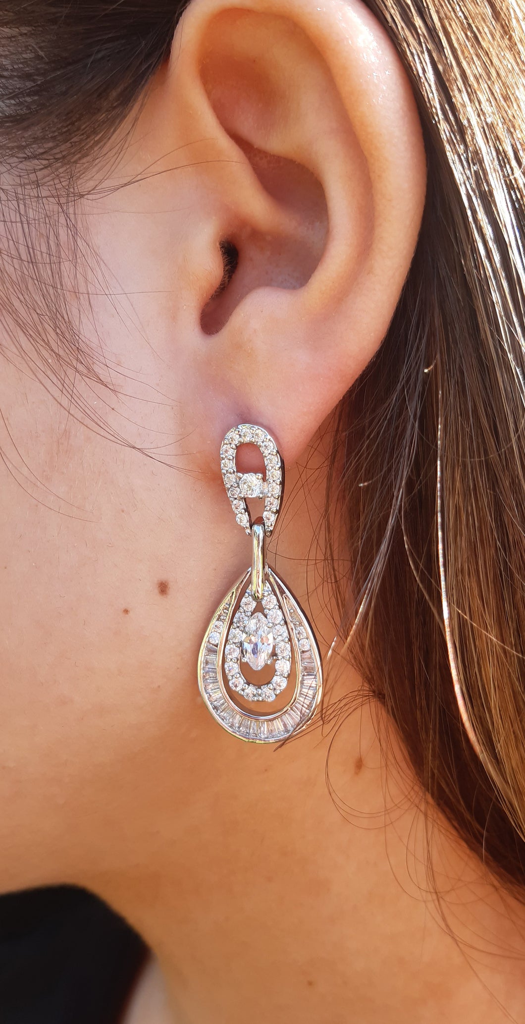 Drop style with varied stone detail in hoops
